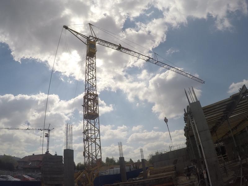 Jak wynająć mały żuraw budowlany? Przewodnik po krokach i kosztach