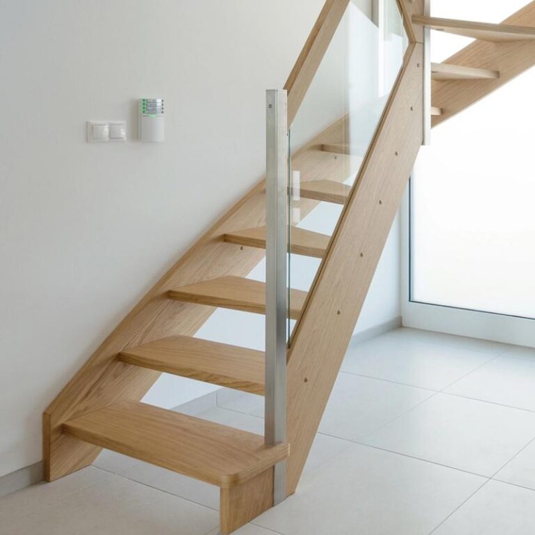 Odkryj różnorodność konstrukcji schodów: od żelbetowych po wachlarzowe