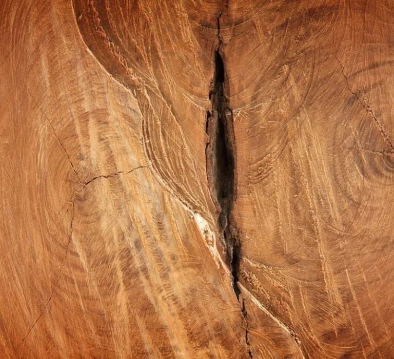 Jak skutecznie wypełnić szczeliny w schodach drewnianych? Sprawdzone metody i porady