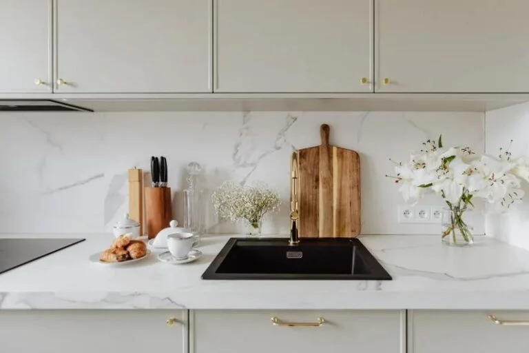 Zachwyć się elegancją: Fronty RAL 9002 w nowoczesnych meblach w biało-szarym wydaniu