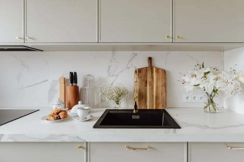 Zachwyć się elegancją: Fronty RAL 9002 w nowoczesnych meblach w biało-szarym wydaniu