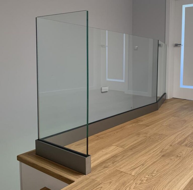 Barierka balkonowa szklana – odkryj jej zalety i wady w nowoczesnym budownictwie