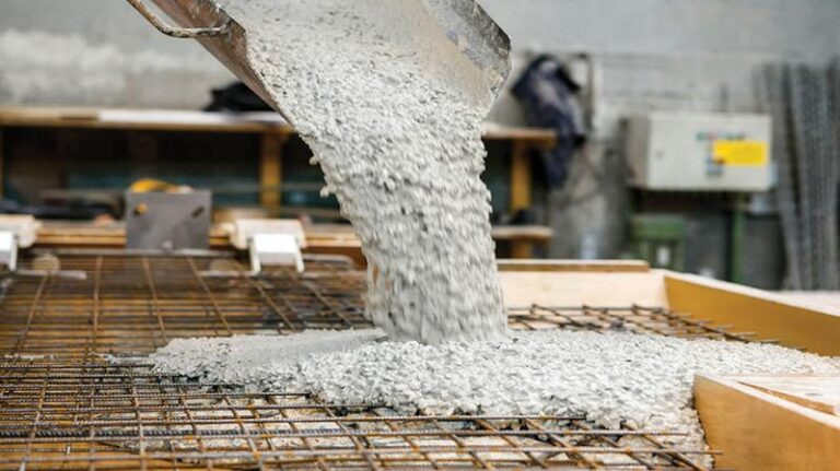 Beton na strop: Jak wybrać odpowiednią klasę, wykonać projekt i oszacować czas schnięcia?