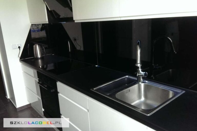 Czarny lacobel w kuchni – elegancki akcent nowoczesności na ścianie