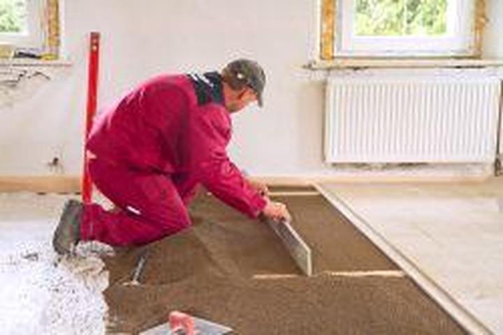 Jak efektywnie wyrównać podłogę przed ułożeniem wykładziny PCV? Sprawdź profesjonalne sposoby!