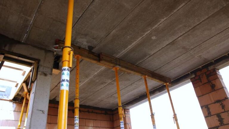 Kiedy najlepiej rozszalować strop, aby uniknąć problemów z betonem?