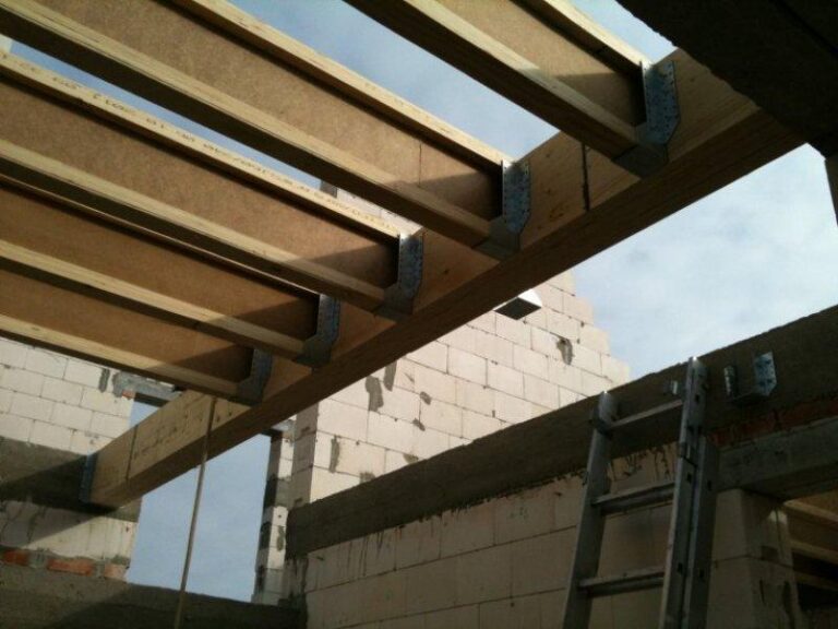 Odkryj świat drewnianych belek stropowych: co musisz wiedzieć o cenach, rodzajach i kosztach instalacji