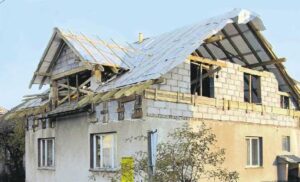 Bezpieczne powiększanie przestrzeni: nadbudowa domu z drewnianym stropem krok po kroku