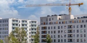 Czy kupując mieszkanie od dewelopera, musisz zgłaszać to do urzędu skarbowego? Sprawdź!