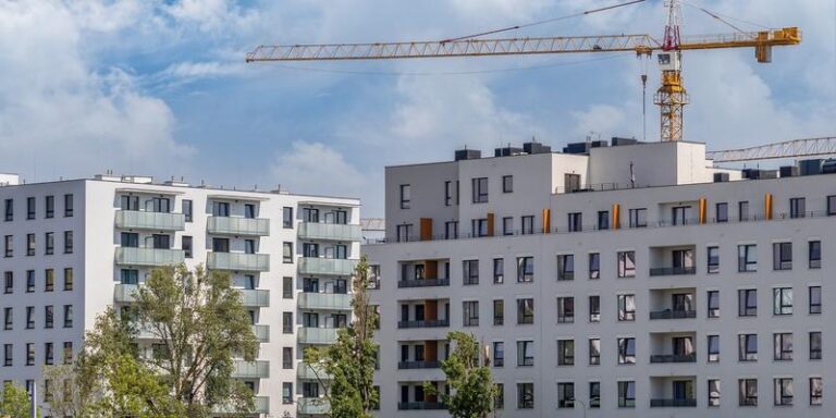 Czy kupując mieszkanie od dewelopera, musisz zgłaszać to do urzędu skarbowego? Sprawdź!