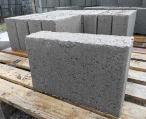 Jak skutecznie stabilizować grunt z użyciem bloczków betonowych na mur oporowy?