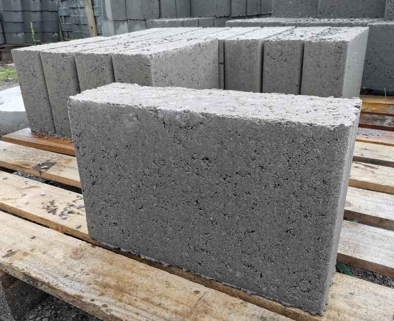 Jak skutecznie stabilizować grunt z użyciem bloczków betonowych na mur oporowy?