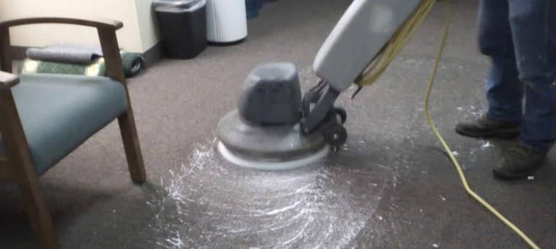 Skuteczne i tanie sposoby na szybkie czyszczenie wykładziny na sucho bez chemii i wysiłku