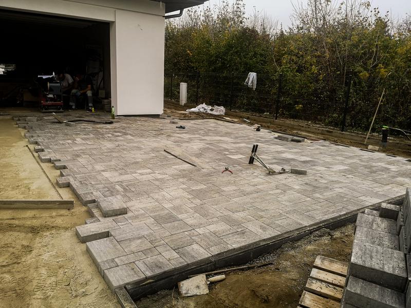 Układanie kostki podłogowej krok po kroku