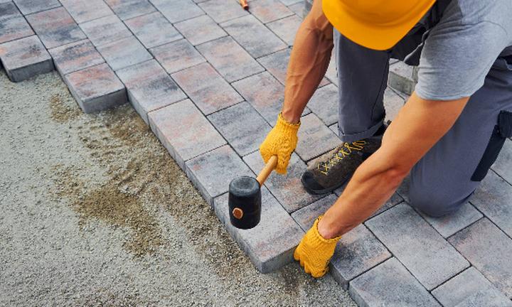 Jak profesjonalnie ułożyć kostkę podłogową krok po kroku i uniknąć kosztownych błędów?