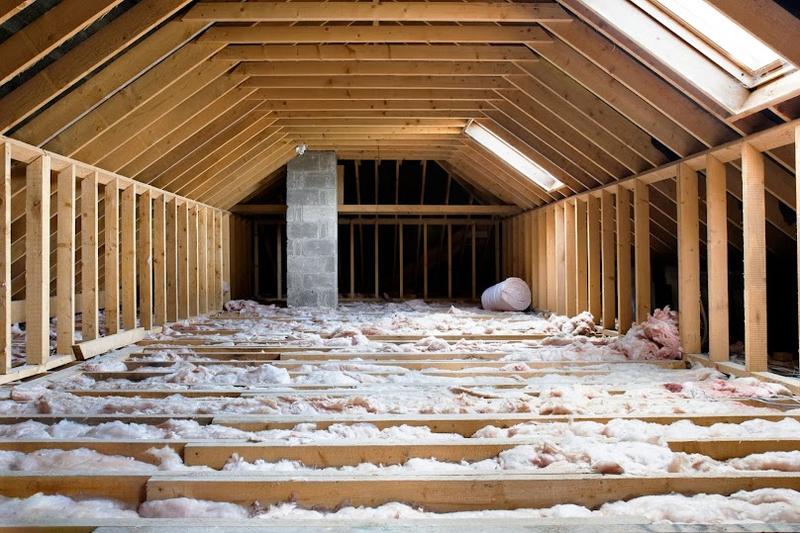 Strop drewniany czy betonowy – jak wybrać najlepszą opcję i zaoszczędzić?