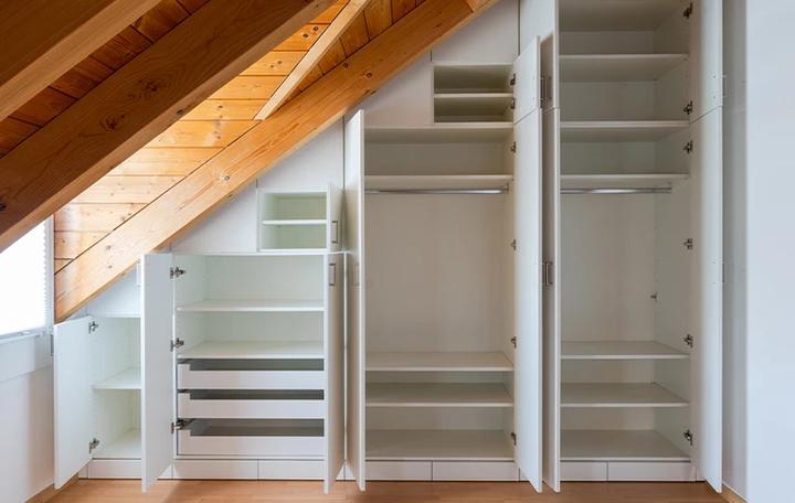 Zabudowa skosów w nowoczesnych wnętrzach: Galeria inspiracji i praktycznych rozwiązań